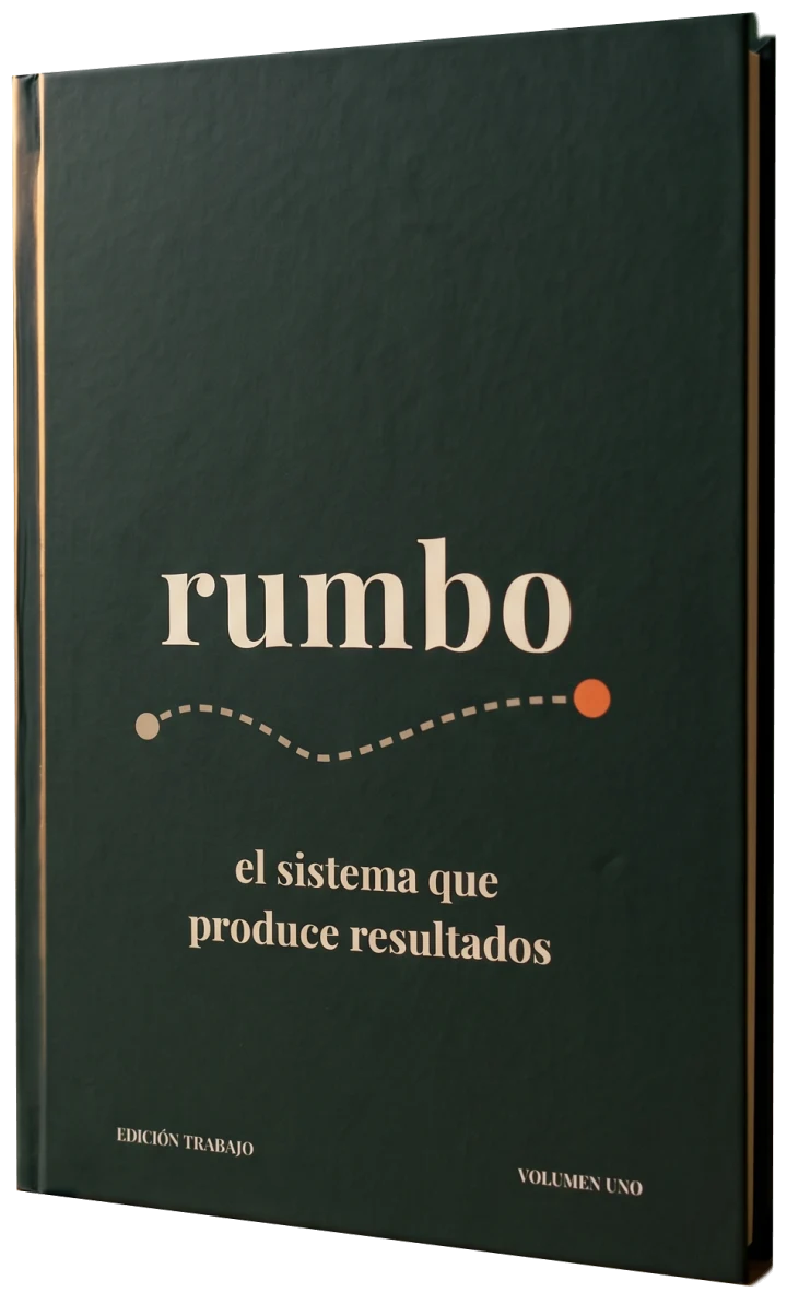 El cuaderno planificador rumbo, de tapa dura verde oscuro con el nombre en crema, de pie sobre una mesa clara con luz de ventana